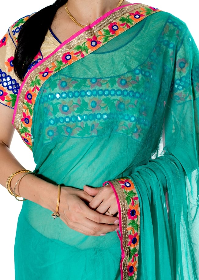 カッチ刺繍テイストのジョーゼットインドサリー【チョリ付き】 - 青緑 5 - 拡大写真です