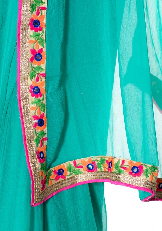 カッチ刺繍テイストのジョーゼットインドサリー【チョリ付き】 - 青緑 7 - 縁の拡大写真です