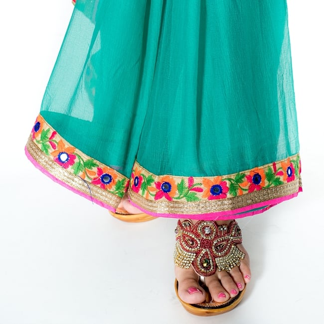 カッチ刺繍テイストのジョーゼットインドサリー【チョリ付き】 - 青緑 8 - 足元の写真です。ヒールのあるサンダルとも相性が良いです。