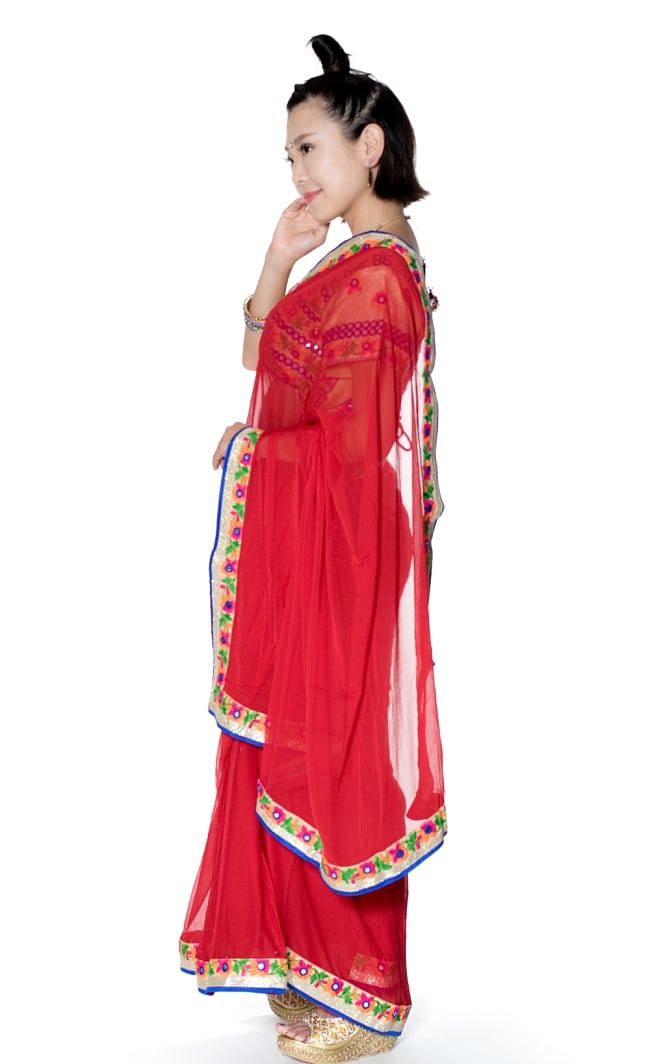 カッチ刺繍テイストのジョーゼットインドサリー【チョリ付き】 - 赤 2 - 横からの写真です