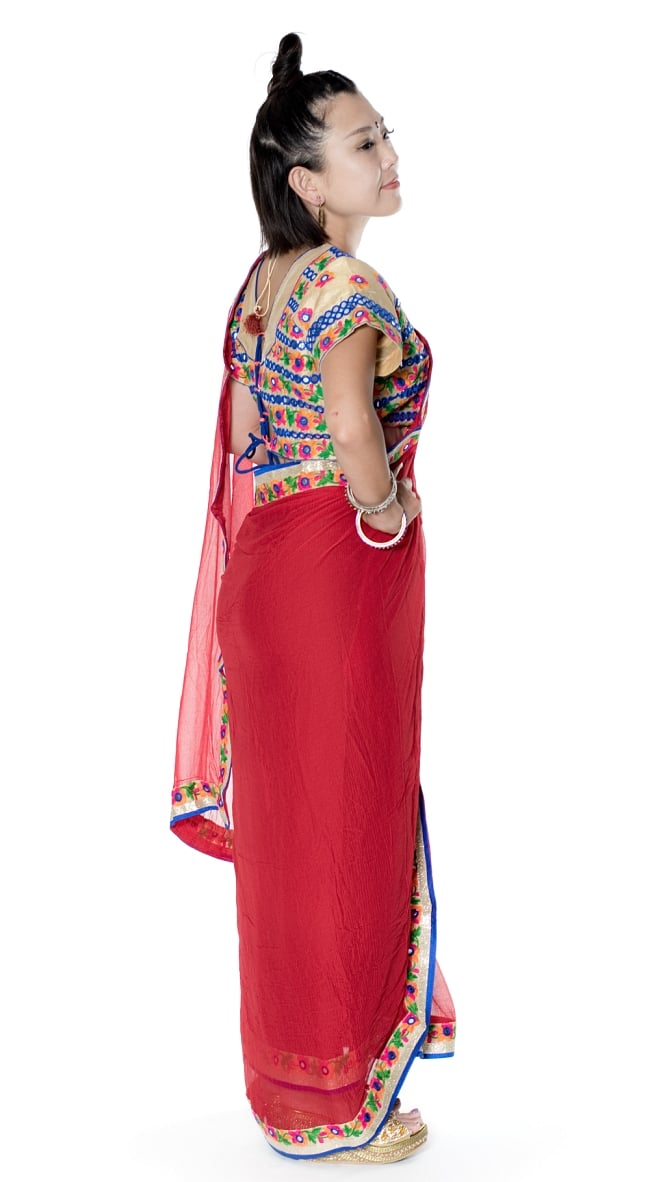 カッチ刺繍テイストのジョーゼットインドサリー【チョリ付き】 - 赤 4 - 横からの写真です