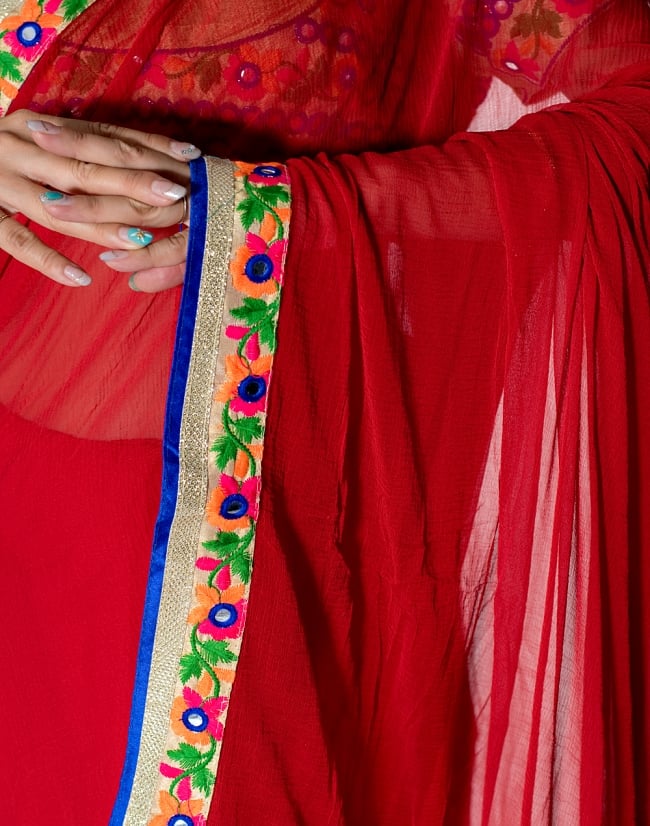 カッチ刺繍テイストのジョーゼットインドサリー【チョリ付き】 - 赤 6 - とても綺麗なサリーです