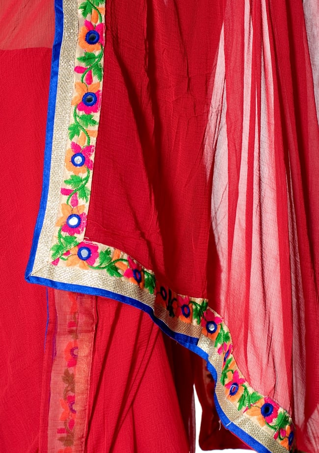 カッチ刺繍テイストのジョーゼットインドサリー【チョリ付き】 - 赤 7 - 縁の拡大写真です