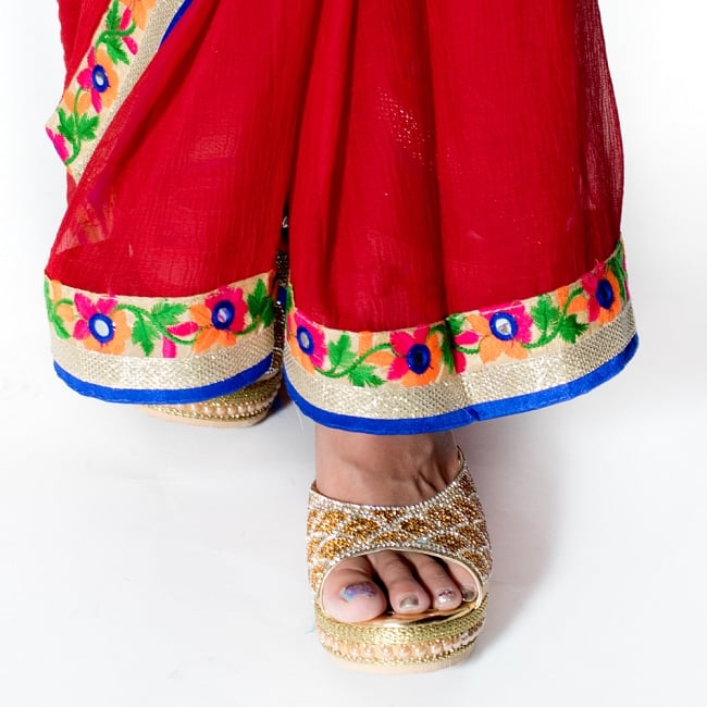 カッチ刺繍テイストのジョーゼットインドサリー【チョリ付き】 - 赤 8 - 足元の写真です。ヒールのあるサンダルとも相性が良いです。