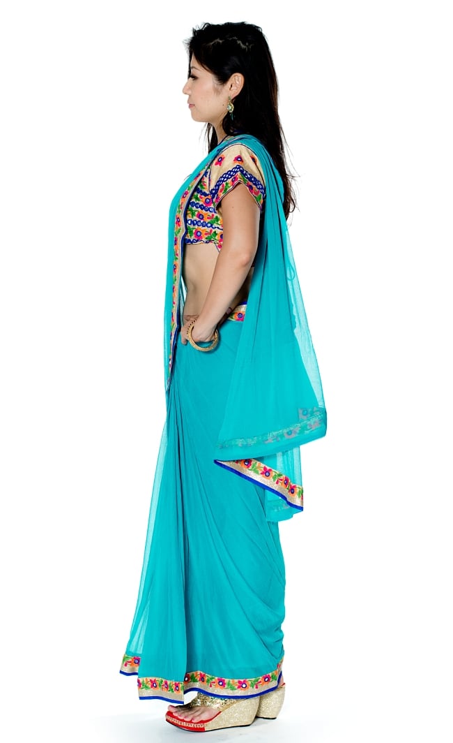 カッチ刺繍テイストのジョーゼットインドサリー【チョリ付き】 - ターコイズブルー 2 - 横からの写真です