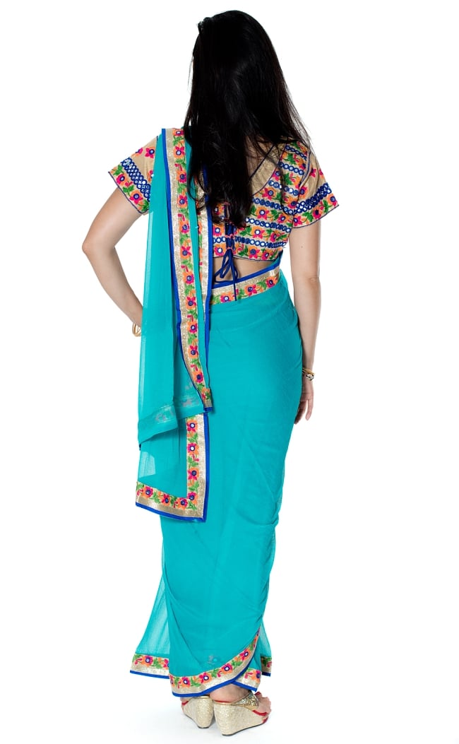 カッチ刺繍テイストのジョーゼットインドサリー【チョリ付き】 - ターコイズブルー 3 - 後ろからの写真です
