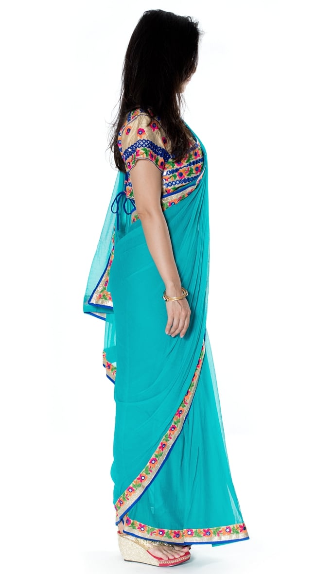 カッチ刺繍テイストのジョーゼットインドサリー【チョリ付き】 - ターコイズブルー 4 - 横からの写真です