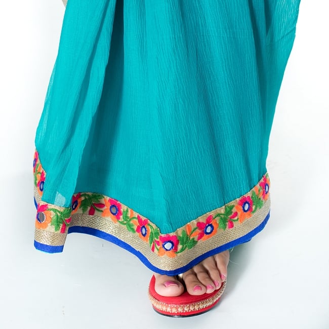 カッチ刺繍テイストのジョーゼットインドサリー【チョリ付き】 - ターコイズブルー 8 - 足元の写真です。ヒールのあるサンダルとも相性が良いです。
