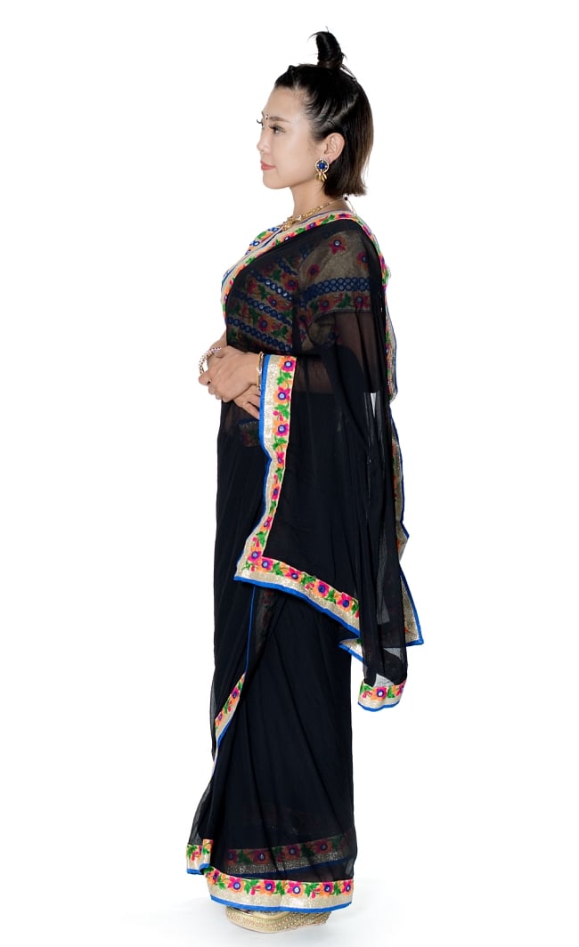 カッチ刺繍テイストのジョーゼットインドサリー【チョリ付き】 - 黒 2 - 横からの写真です