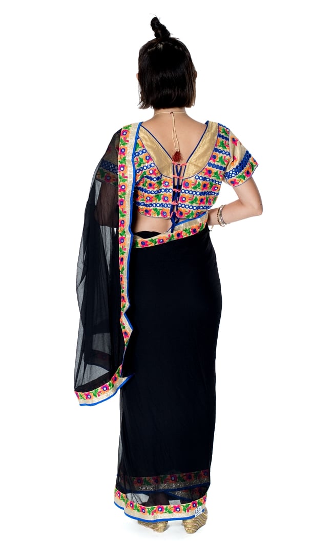 カッチ刺繍テイストのジョーゼットインドサリー【チョリ付き】 - 黒 3 - 後ろからの写真です