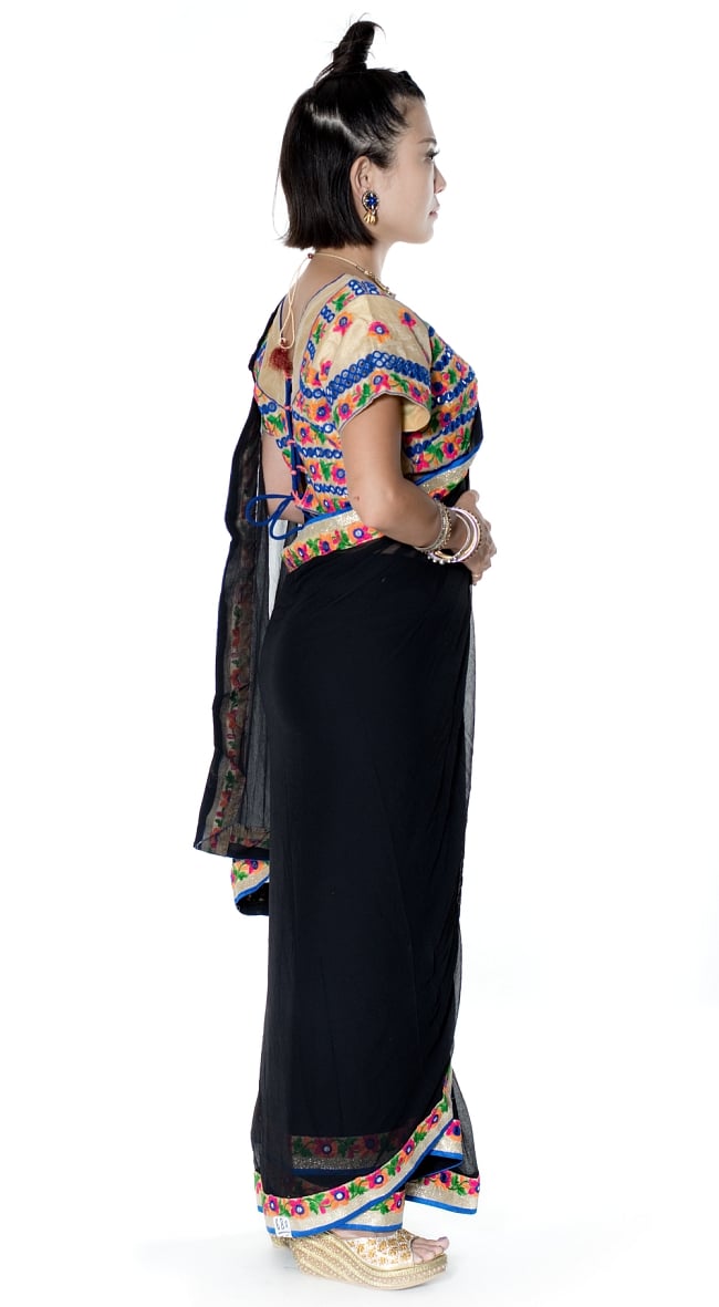 カッチ刺繍テイストのジョーゼットインドサリー【チョリ付き】 - 黒 4 - 横からの写真です