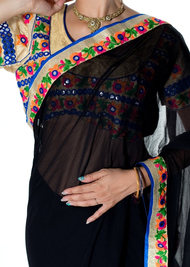 カッチ刺繍テイストのジョーゼットインドサリー【チョリ付き】 - 黒 5 - 拡大写真です