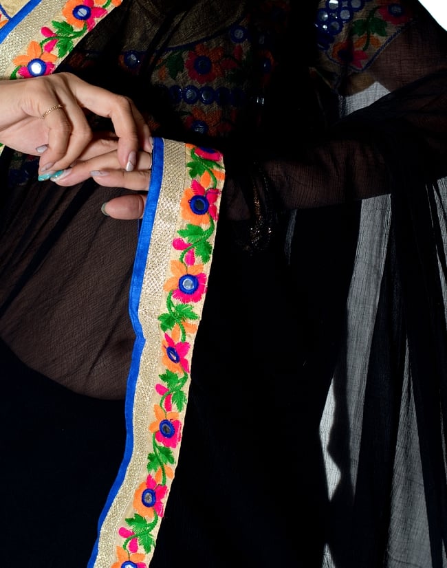 カッチ刺繍テイストのジョーゼットインドサリー【チョリ付き】 - 黒 6 - とても綺麗なサリーです