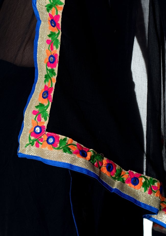 カッチ刺繍テイストのジョーゼットインドサリー【チョリ付き】 - 黒 7 - 縁の拡大写真です