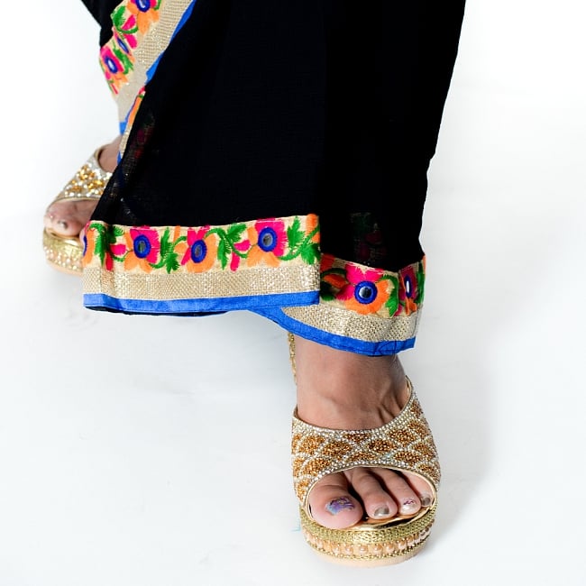 カッチ刺繍テイストのジョーゼットインドサリー【チョリ付き】 - 黒 8 - 足元の写真です。ヒールのあるサンダルとも相性が良いです。