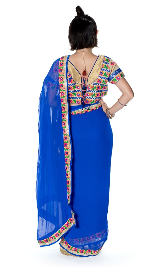 カッチ刺繍テイストのジョーゼットインドサリー【チョリ付き】 - 青 3 - 後ろからの写真です
