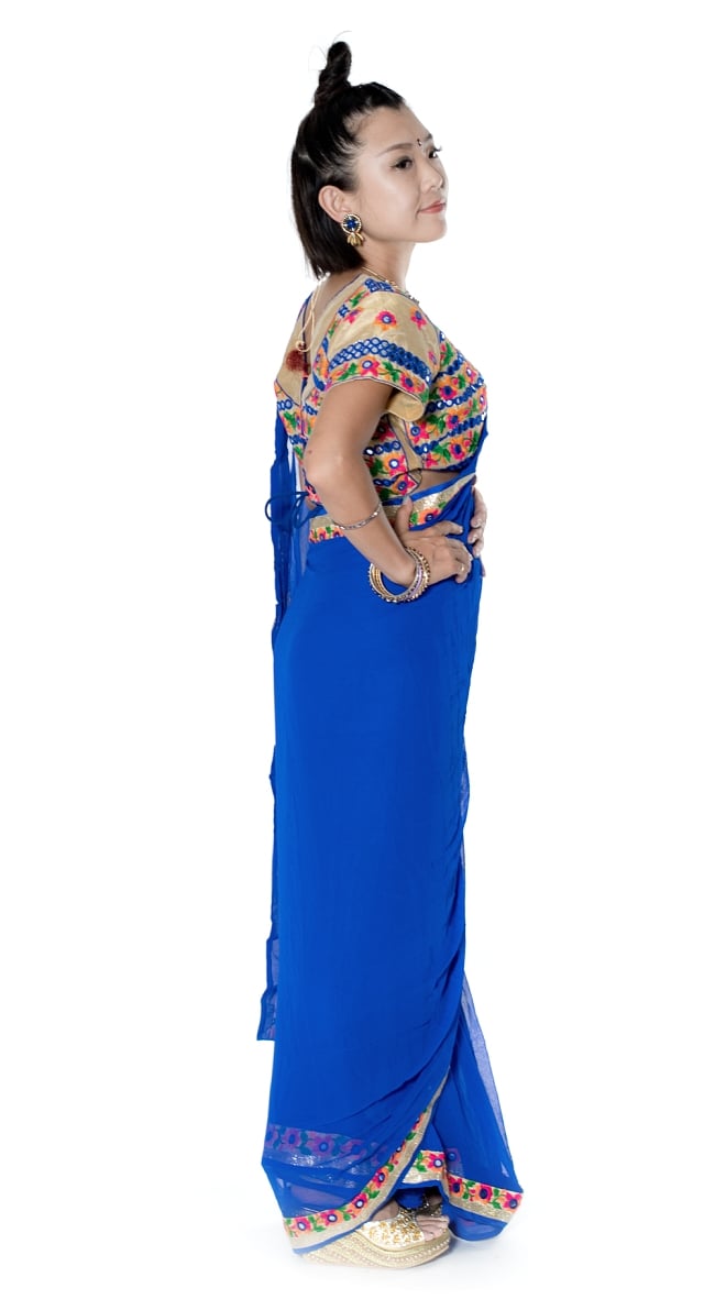 カッチ刺繍テイストのジョーゼットインドサリー【チョリ付き】 - 青 4 - 横からの写真です