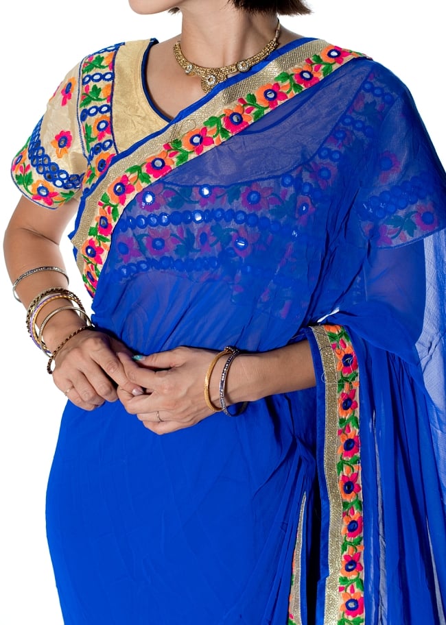 カッチ刺繍テイストのジョーゼットインドサリー【チョリ付き】 - 青 5 - 拡大写真です