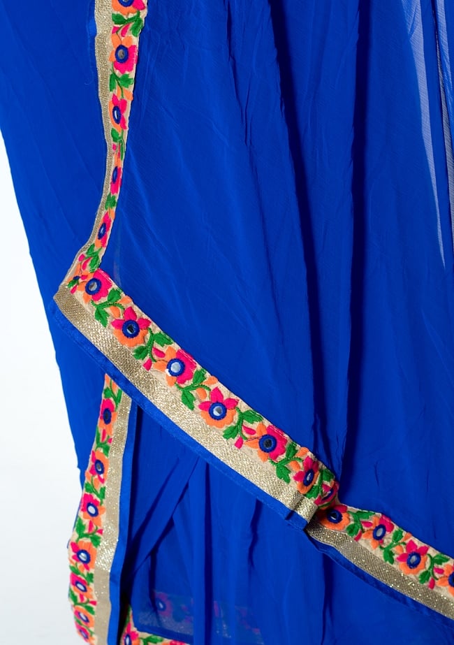 カッチ刺繍テイストのジョーゼットインドサリー【チョリ付き】 - 青 7 - 縁の拡大写真です