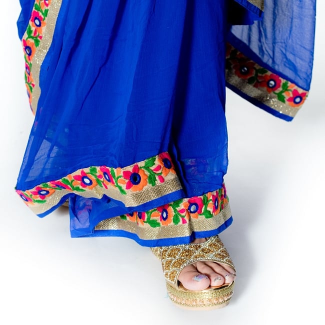 カッチ刺繍テイストのジョーゼットインドサリー【チョリ付き】 - 青 8 - 足元の写真です。ヒールのあるサンダルとも相性が良いです。