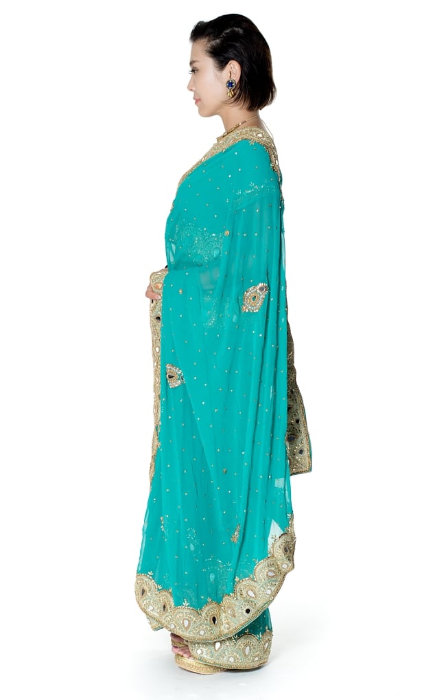 【一点物】ミラーワークと刺繍の婚礼用ゴージャス ジョーゼットサリー【チョリ付き】 - エメラルド 2 - 横からの写真です
