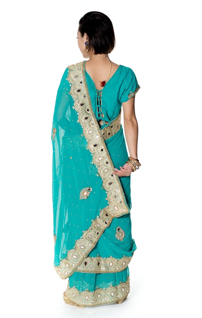 【一点物】ミラーワークと刺繍の婚礼用ゴージャス ジョーゼットサリー【チョリ付き】 - エメラルド 3 - 後ろからの写真です