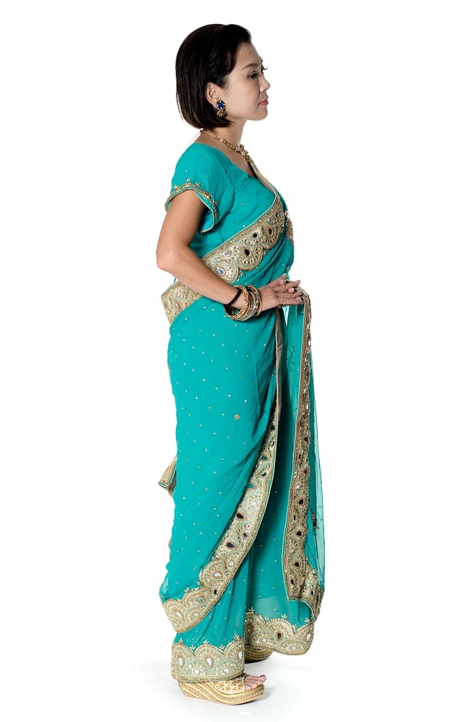 【一点物】ミラーワークと刺繍の婚礼用ゴージャス ジョーゼットサリー【チョリ付き】 - エメラルド 4 - 横からの写真です