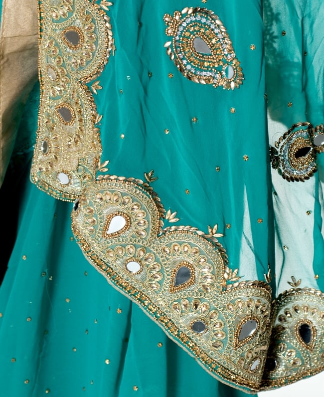 【一点物】ミラーワークと刺繍の婚礼用ゴージャス ジョーゼットサリー【チョリ付き】 - エメラルド 7 - 縁の拡大写真です