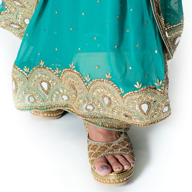 【一点物】ミラーワークと刺繍の婚礼用ゴージャス ジョーゼットサリー【チョリ付き】 - エメラルド 8 - 足元の写真です。ヒールのあるサンダルとも相性が良いです。