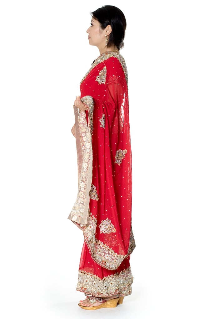 【一点物】刺繍とビジューの婚礼用ゴージャス ジョーゼットサリー【チョリ付き】 - 赤 2 - 横からの写真です
