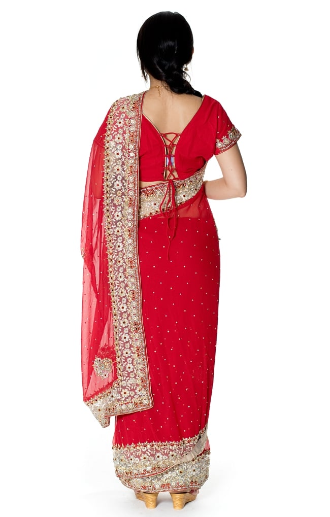 【一点物】刺繍とビジューの婚礼用ゴージャス ジョーゼットサリー【チョリ付き】 - 赤 3 - 後ろからの写真です