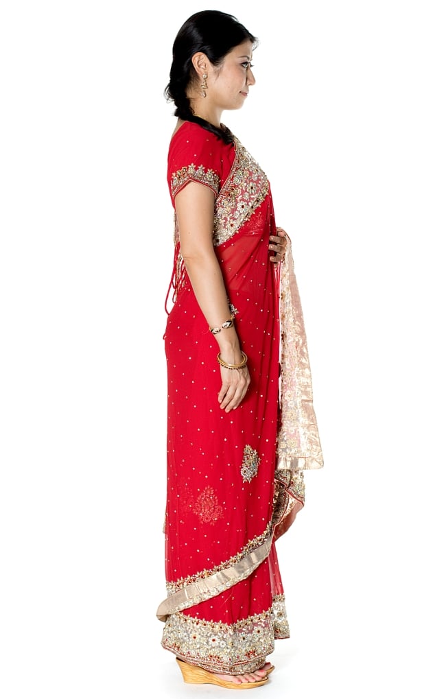 【一点物】刺繍とビジューの婚礼用ゴージャス ジョーゼットサリー【チョリ付き】 - 赤 4 - 横からの写真です