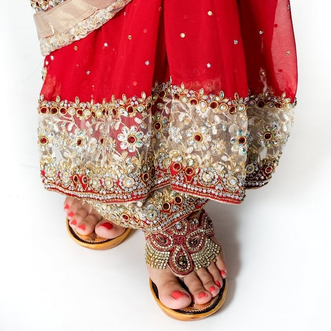 【一点物】刺繍とビジューの婚礼用ゴージャス ジョーゼットサリー【チョリ付き】 - 赤 8 - 足元の写真です。ヒールのあるサンダルとも相性が良いです。