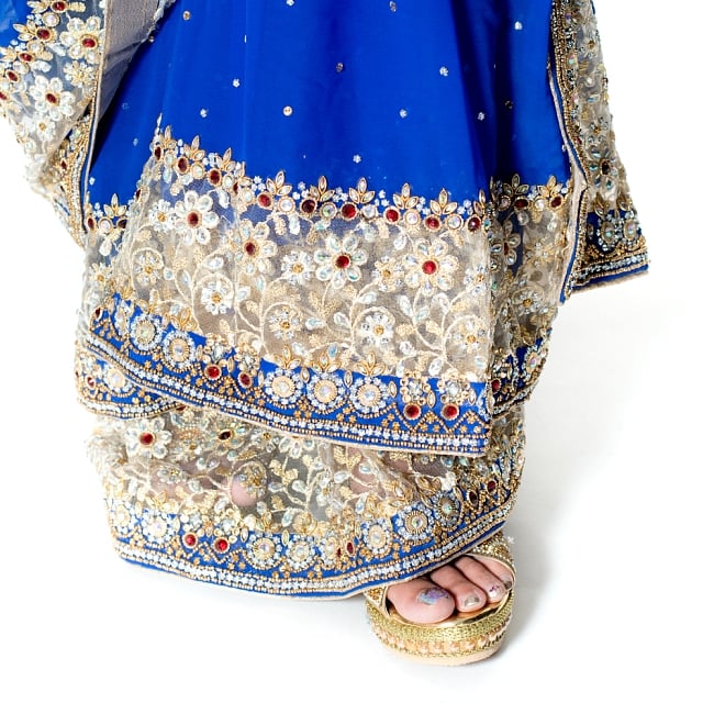 【一点物】刺繍とビジューの婚礼用ゴージャス ジョーゼットサリー【チョリ付き】 - 青 8 - 足元の写真です。ヒールのあるサンダルとも相性が良いです。