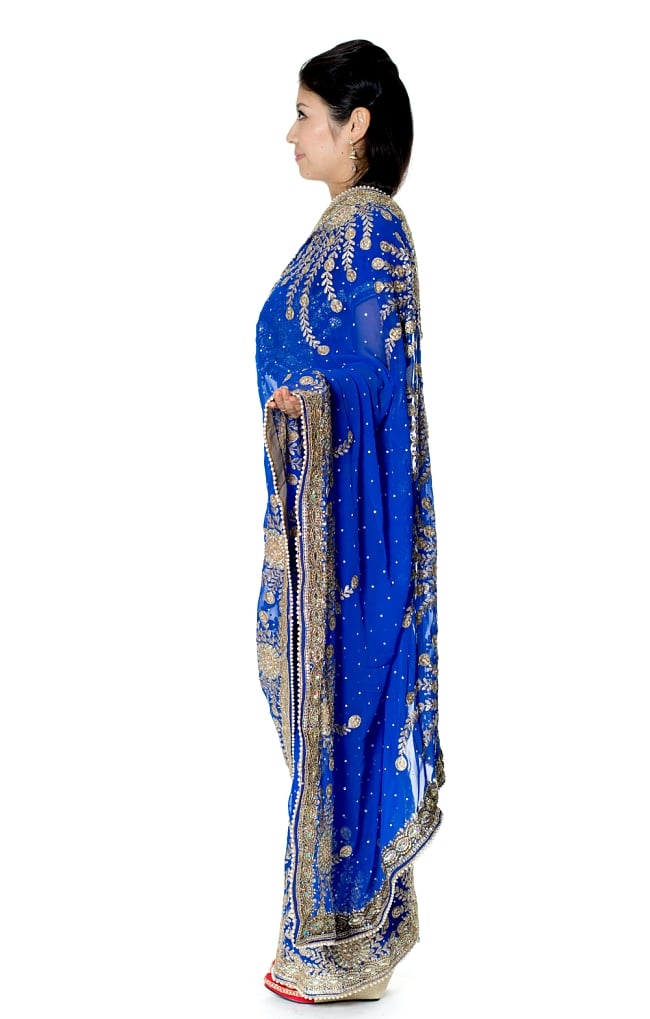 【一点物】孔雀の羽刺繍の婚礼用ゴージャス ジョーゼットサリー【チョリ付き】 - 青 2 - 横からの写真です