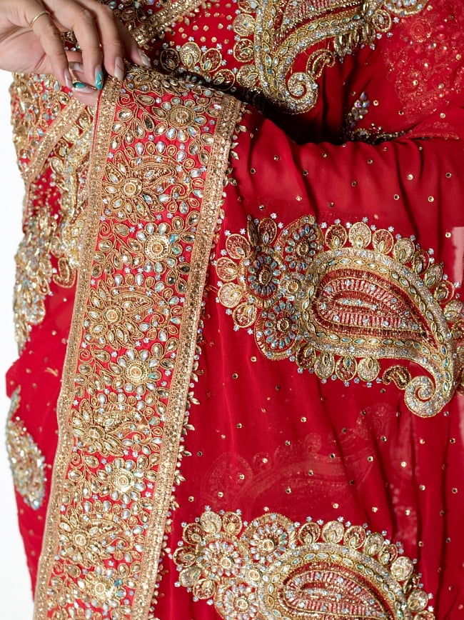 孔雀の羽刺繍の婚礼用ゴージャス ジョーゼットサリー【チョリ付き】 - 赤 6 - とても綺麗なサリーです