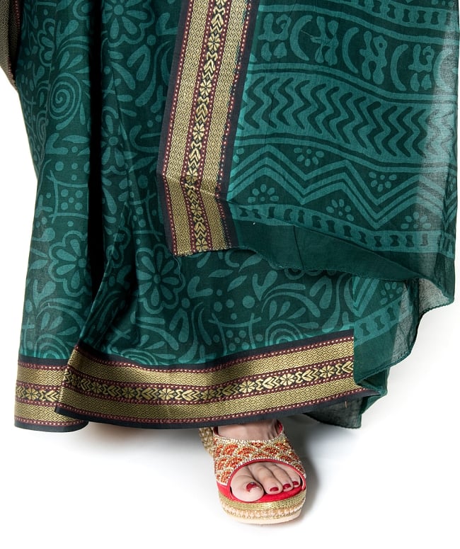 〔チョリ付き〕昔ながらのコットンサリー - フラワー 8 - 足元はこのような感じになります。キラキラとしたサンダルなどと相性がいいです。