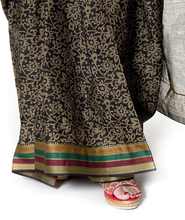 〔チョリ付き〕昔ながらのコットンサリー - 更紗 8 - 足元はこのような感じになります。キラキラとしたサンダルなどと相性がいいです。