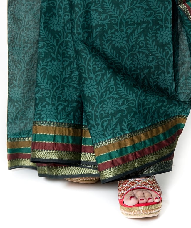 〔チョリ付き〕昔ながらのコットンサリー - 更紗 8 - 足元はこのような感じになります。キラキラとしたサンダルなどと相性がいいです。