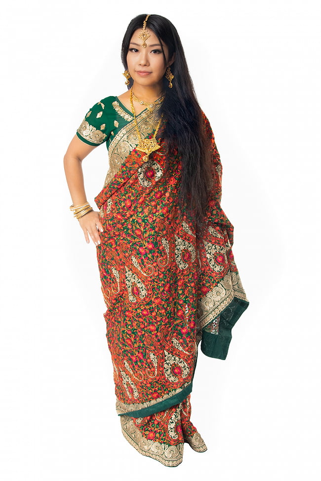 更紗柄刺繍の婚礼用ゴージャス サリー【チョリ付き】の写真1枚目です。インド伝統模様が映える美しいサリーです。サリー,民族衣装,デコレーション布,インド 布,更紗,生地,ファブリック,ゴージャス,