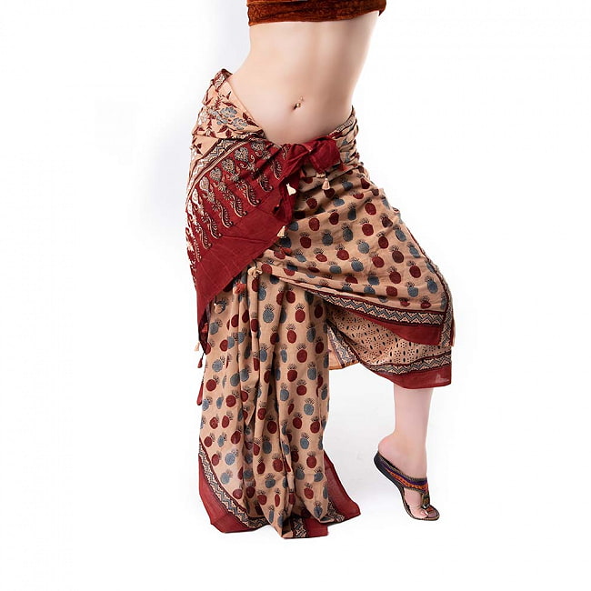 【1点もの】 インドの伝統 アジュラックプリント   コットン サリーNo.1 17 - パンツスタイルにアレンジしてみました（こちらは同種類別柄です）