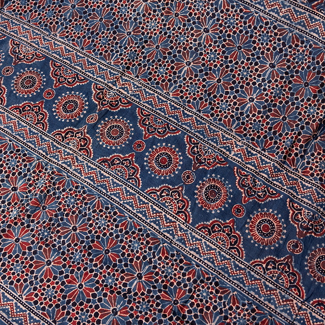 【1点もの】 インドの伝統 アジュラックプリント   コットン サリーNo.4 11 - 飾り生地をアップにしてみました
