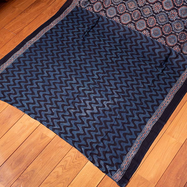 【1点もの】 インドの伝統 アジュラックプリント   コットン サリーNo.4 15 - シンプルなこちらの模様はチョリ用の生地です