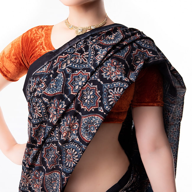 【1点もの】 インドの伝統 アジュラックプリント   コットン サリーNo.4 6 - チョリカラーを変えると雰囲気が変わります