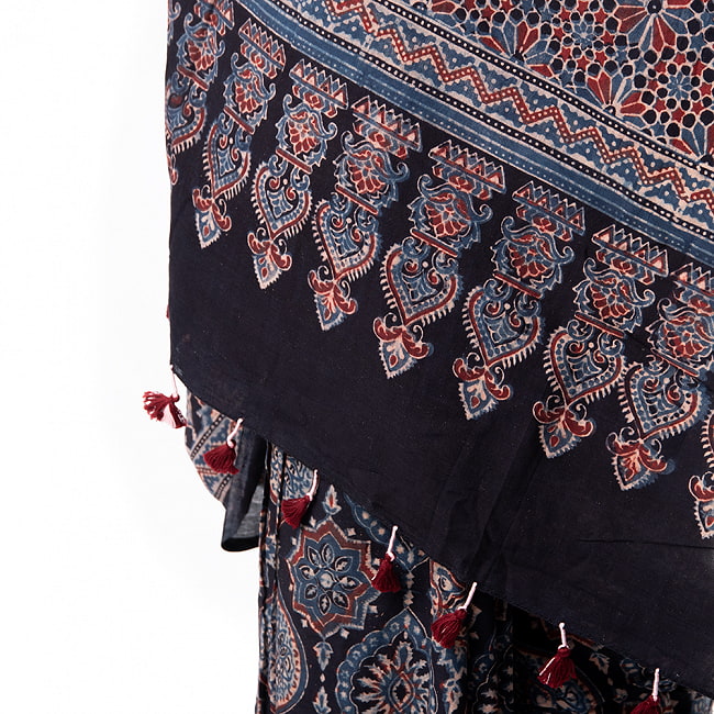 【1点もの】 インドの伝統 アジュラックプリント   コットン サリーNo.4 8 - 端はこのようになっています