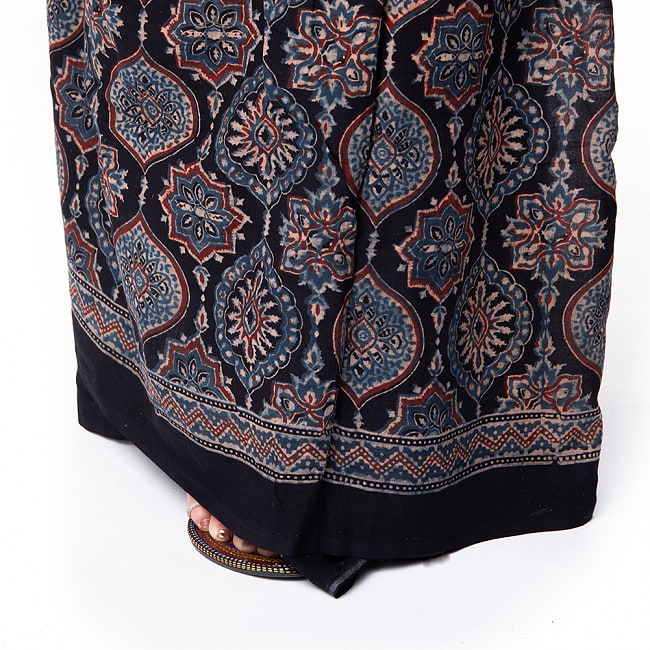 【1点もの】 インドの伝統 アジュラックプリント   コットン サリーNo.4 9 - 足元はこのような感じになります。キラキラとしたサンダルなどと相性がいいです