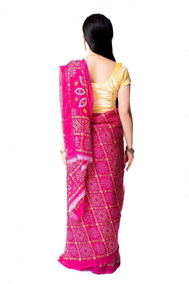 【8色展開】インド伝統模様バンディニプリントのインドサリー　ジオメトリック 7 - 体に巻きつけている様子です。
