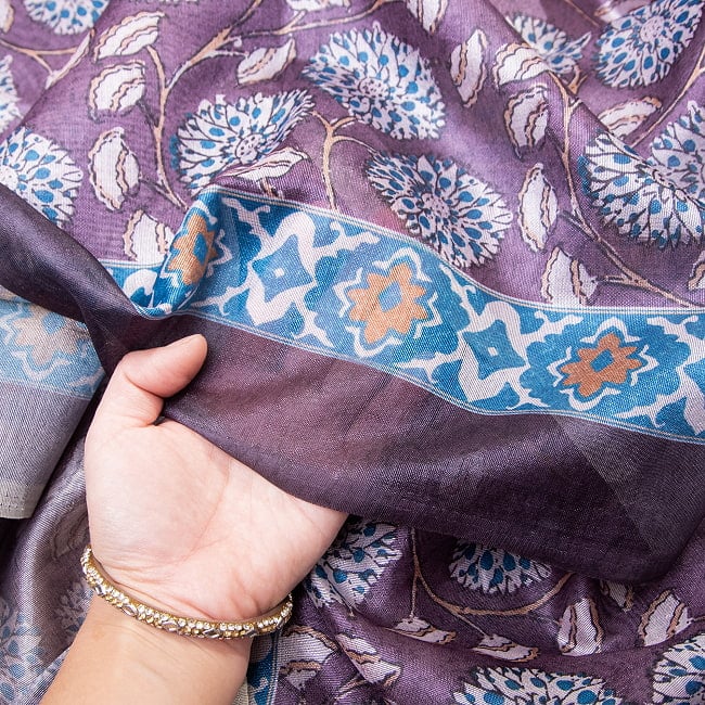 ウッドブロック調 木版柄のプリントサリー 11 - 生地の透け感はこんな感じです