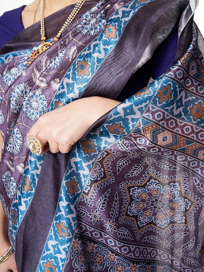 ウッドブロック調 木版柄のプリントサリー 8 - 体に巻きつけている様子です。