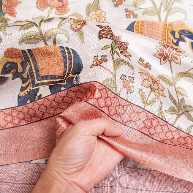 ムガル風 レトロ調 アニマル×ボタニカルプリントサリー 11 - 生地の透け感はこんな感じです